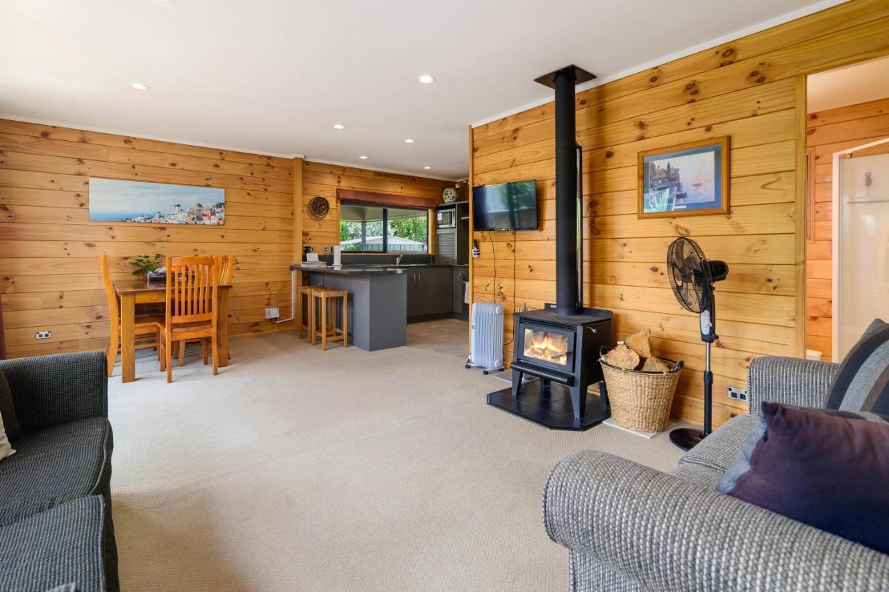Ngongotaha Lakeside Lodge エクステリア 写真