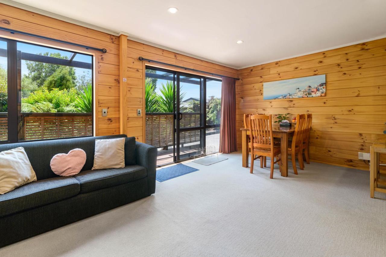 Ngongotaha Lakeside Lodge エクステリア 写真